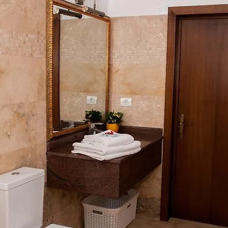 Complex Adal בקתה